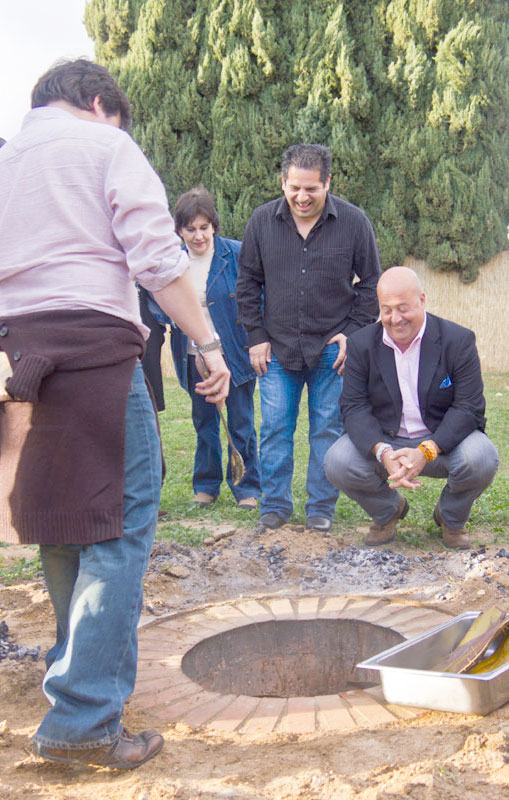 Paco cocinando Barbacoa en horno bajo tierra con Andrew Zimmern y Bill Esparza